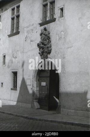 Porta del Museo di Zsolnay. Porta del Museo Zsolnay in Pécs. La raccolta di Storia locale della Biblioteca Csorba Gyz Könyvtár raccoglie foto e cartoline relative alla Contea di Baranya dal gennaio 1966. Secondo i dati aggiornati il 1st febbraio 2016, la raccolta è composta da 11.565 copie. Come risultato del progetto di digitalizzazione avviato nel 2012, la Collezione comprende circa 59.000 record in bianco e nero e a colori di diverse dimensioni e tipi, consultabili attraverso il catalogo elettronico. Il famoso collezionista di cartoline Tibor Endre Tóth ha procurato una cartolina-colle Foto Stock