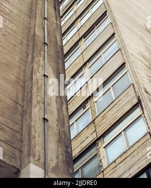 Una sezione di edificio vicino al Math and Social Sciences Building, Manchester, Regno Unito, un esempio di stile architettonico brutalista. Foto Stock