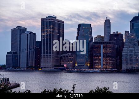 Vista della città di Manhattan al tramonto Foto Stock