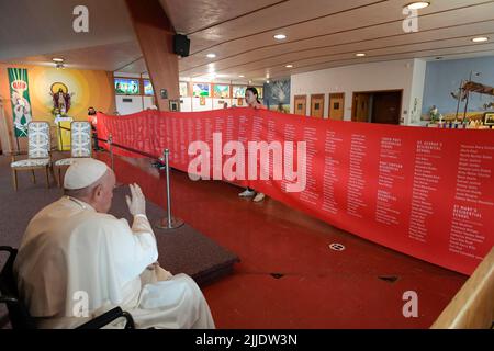 Vaticano. 25th luglio 2022. Canada, Edmonton, 2022/07/25 Papa Francesco nella Chiesa dedicata a nostra Signora dei sette Addolorati, benedice un banner con i nomi dei bambini delle scuole residenziali, Edmonton, Canada Fotografia di Vatican Mediia/Catholic Press Photo. LIMITATO ALL'USO EDITORIALE - NO MARKETING - NO CAMPAGNE PUBBLICITARIE. Credit: Independent Photo Agency/Alamy Live News Foto Stock