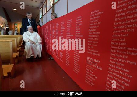 Vaticano. 25th luglio 2022. Canada, Edmonton, 2022/07/25 Papa Francesco nella Chiesa dedicata a nostra Signora dei sette Addolorati, benedice un banner con i nomi dei bambini delle scuole residenziali, Edmonton, Canada Fotografia di Vatican Mediia/Catholic Press Photo. LIMITATO ALL'USO EDITORIALE - NO MARKETING - NO CAMPAGNE PUBBLICITARIE. Credit: Independent Photo Agency/Alamy Live News Foto Stock