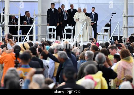 Maskwacis, Canada. 25th luglio 2022. Papa Francesco è in piedi su un palco durante la sua visita come parte del suo viaggio di più giorni in Canada. Francesco si reca in Canada per incontrare le popolazioni indigene del paese, i cui familiari hanno subito abusi, violenze e umiliazioni nelle scuole di imbarco a conduzione ecclesiastica. Credit: dpa/dpa/Alamy Live News Foto Stock