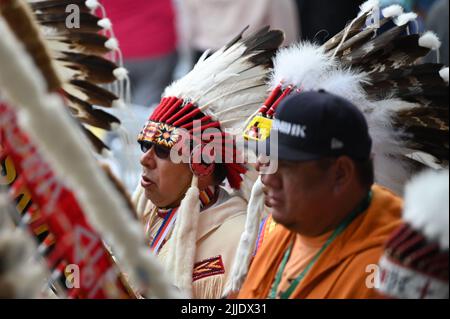 Maskwacis, Canada. 25th luglio 2022. I nativi canadesi arrivano al luogo della visita di Papa Francesco come parte del suo viaggio di più giorni in Canada. Francesco si reca in Canada per incontrare le popolazioni indigene del paese, i cui familiari hanno subito abusi, violenze e umiliazioni nelle scuole di imbarco a conduzione ecclesiastica. Credit: dpa/dpa/Alamy Live News Foto Stock