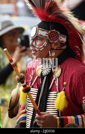 Maskwacis, Canada. 25th luglio 2022. Una danza nativa canadese durante la visita di Papa Francesco come parte del suo viaggio di più giorni in Canada. Francesco si reca in Canada per incontrare le popolazioni indigene del paese, i cui familiari hanno subito abusi, violenze e umiliazioni nelle scuole di imbarco a conduzione ecclesiastica. Credit: dpa/dpa/Alamy Live News Foto Stock