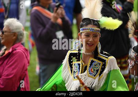 Maskwacis, Canada. 25th luglio 2022. Una donna indigena canadese balla durante la visita di Papa Francesco come parte del suo viaggio di più giorni in Canada. Francesco si reca in Canada per incontrare le popolazioni indigene del paese, i cui familiari hanno subito abusi, violenze e umiliazioni nelle scuole di imbarco a conduzione ecclesiastica. Credit: dpa/dpa/Alamy Live News Foto Stock