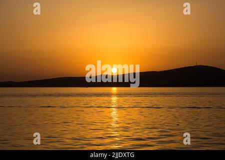 Vista del mare Egeo e paesaggio al tramonto catturato nella zona di Ayvalik della Turchia in estate. Foto Stock