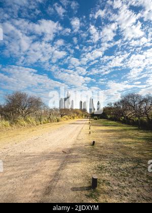 Vista dello skyline da Puerto madero, Buenos Aires. Costanera sur. Foto Stock