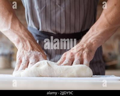 pane cottura cibo cottura uomo mani impastare impasto Foto Stock