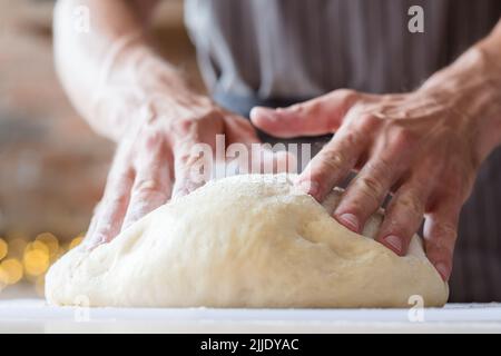baker corso cibo preparazione classe uomo mani impasto Foto Stock