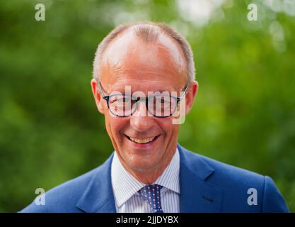 25 luglio 2022, Hessen, Flörsheim: Friedrich Merz (CDU), presidente federale della CDU Germania, ride alla reception del gruppo parlamentare della CDU in Hesse per l'incontro estivo con, tra gli altri, il presidente federale della CDU Germania e il ministro presidente dell'Assia. Foto: Andreas Arnold/dpa Foto Stock