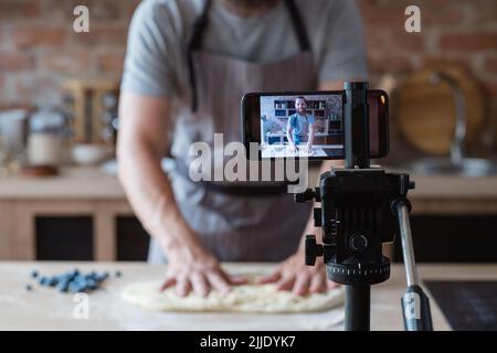 baker online classe di formazione uomo sparare video telefono Foto Stock