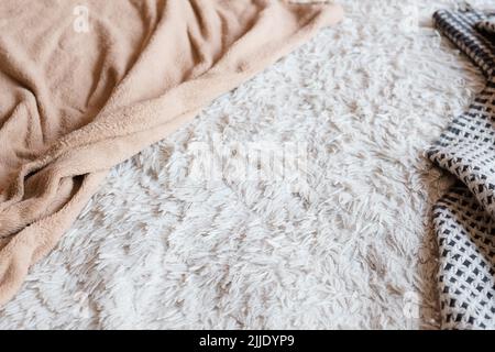 felpa in tessuto di pelliccia comoda coperta sgualcita della camera da letto Foto Stock