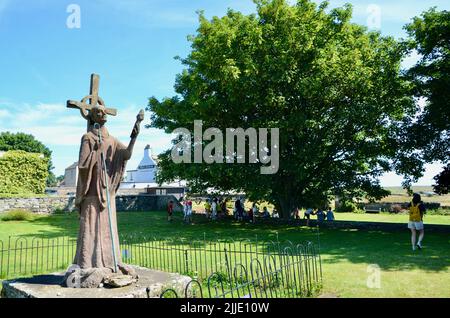 isola sacra lindisfarne castello convento monastero cimitero strada san aiden baracche e pellegrini caffè northumberland inghilterra gran bretagna 2022 Foto Stock