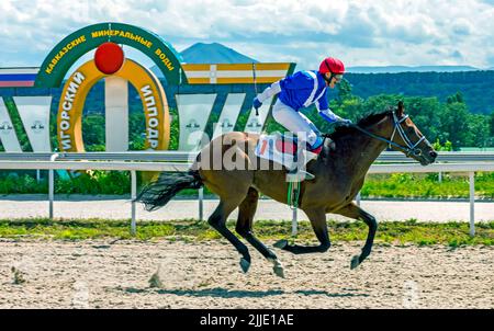 Finish corsa di cavalli per il premio è restrittivo nel ippodrome di Pyatigorsk, Caucaso settentrionale. Foto Stock