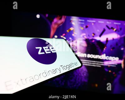 Smartphone con logo della società Zee Entertainment Enterprises Limited sullo schermo di fronte al sito Web aziendale. Concentrarsi sulla destra del display del telefono. Foto Stock