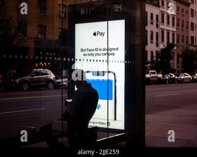 Un annuncio su un rifugio per autobus a Chelsea a New York giovedì 14 luglio 2022 informa i passer-by e i pendolari della privacy e della sicurezza offerte dall'utilizzo di dispositivi Apple. (© Richard B. Levine) Foto Stock