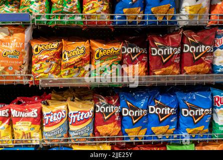 Una mostra del gustoso marchio Frito-Lay di Pepsico Doritos e Cheetos Chips and Snacks a New York sabato 16 luglio 2022. (© Richard B. Levine) Foto Stock