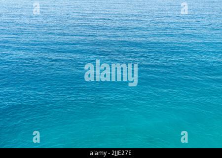 Foto ravvicinata della superficie del mare di colore blu e verde come sfondo. Foto Stock