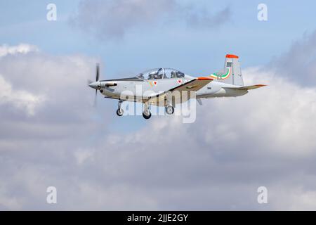 Pilatus PC-9M dell'Irish Silver Swallows Display Team, festeggia 100 anni di aviazione militare irlandese in arrivo a RAF Fairford il 14 luglio 2022 Foto Stock