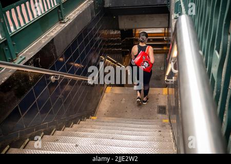 Woman entra nella stazione metropolitana West 23rd Street IND a Chelsea a New York giovedì 14 luglio 2022. (© Richard B. Levine) Foto Stock