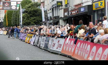 Aalst. Belgio, 25 luglio 2022, spettatori raffigurati durante la gara ciclistica 'Natourcriterium Aalst', lunedì 25 luglio 2022 ad Aalst. Il concorso fa parte dei tradizionali 'criteriums', gare locali in cui gareggiano principalmente ciclisti che hanno guidato il Tour de France. FOTO DI BELGA MARIJN DE KEYZER Foto Stock