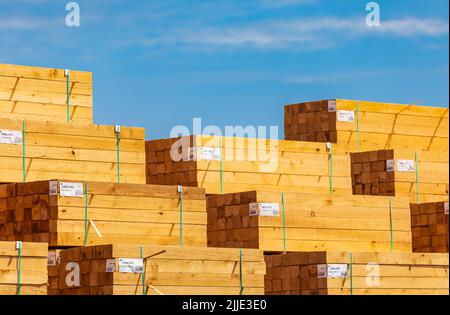 Mucchi di tavole di legno nella segheria, planking. Pila in legno di materiale da costruzione in legno grezzo Foto Stock