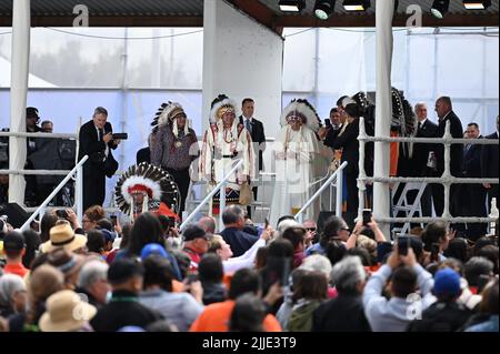 Maskwacis, Canada. 25th luglio 2022. Papa Francesco si erge su un palco con la tradizionale piuma d'oca durante la sua visita come parte del suo viaggio di più giorni in Canada. Francesco si reca in Canada per incontrare le popolazioni indigene del paese, i cui familiari hanno subito abusi, violenze e umiliazioni nelle scuole di imbarco a conduzione ecclesiastica. Credit: dpa/dpa/Alamy Live News Foto Stock