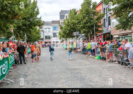 Aalst. Belgio, 25 luglio 2022, spettatori raffigurati durante la gara ciclistica 'Natourcriterium Aalst', lunedì 25 luglio 2022 ad Aalst. Il concorso fa parte dei tradizionali 'criteriums', gare locali in cui gareggiano principalmente ciclisti che hanno guidato il Tour de France. FOTO DI BELGA MARIJN DE KEYZER Foto Stock