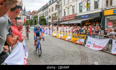 Aalst. Belgio, 25 luglio 2022, spettatori raffigurati durante la gara ciclistica 'Natourcriterium Aalst', lunedì 25 luglio 2022 ad Aalst. Il concorso fa parte dei tradizionali 'criteriums', gare locali in cui gareggiano principalmente ciclisti che hanno guidato il Tour de France. FOTO DI BELGA MARIJN DE KEYZER Foto Stock