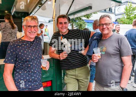 Aalst. Belgio, 25 luglio 2022, spettatori raffigurati durante la gara ciclistica 'Natourcriterium Aalst', lunedì 25 luglio 2022 ad Aalst. Il concorso fa parte dei tradizionali 'criteriums', gare locali in cui gareggiano principalmente ciclisti che hanno guidato il Tour de France. FOTO DI BELGA MARIJN DE KEYZER Foto Stock