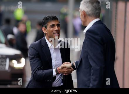 Rishi Sunak (a sinistra) viene salutato dal Direttore generale della BBC Tim DAVIE prima di partecipare al dibattito sulla leadership della BBC Tory dal vivo. Il nostro prossimo primo Ministro, presentato da Sophie Raworth, un dibattito testa a testa alla Victoria Hall di Hanley, Stoke-on-Trent, tra i candidati leader del partito conservatore. Data foto: Lunedì 25 luglio 2022. Foto Stock