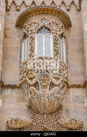 Una finestra a golfo rotonda e ornata sulla facciata del Palacio Nacional da pena sopra la città di Sintra, Portogallo Foto Stock