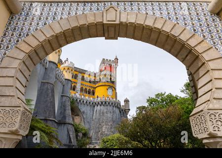 La fortezza del Palacio Nacional da pena visto dall'ingresso, Sintra, Portogallo Foto Stock