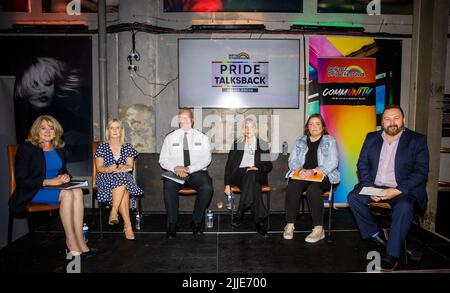 (Da sinistra) Panelisti Capo Commissario della Commissione per la parità Geraldine McGahey, Mediatore dei servizi pubblici dell'Irlanda del Nord Margaret Kelly, Capo Constable del Servizio di polizia dell'Irlanda del Nord (PSNI) Simon Byrne, Capo Commissario della Commissione per i diritti umani Alyson Kilpatrick, Il ministro delle Comunità Deirdre Hargey MLA e ospite William Crawley durante il Belfast Pride parla di ritorno dibattito incentrato sulla politica, al mercato comune di Belfast. Foto Stock