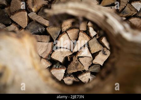 25 luglio 2022, Hessen, Francoforte sul meno: Legna da ardere appena consegnata è accatastata in un garage che appartiene ad una casa di fila. Foto: Frank Rumpenhorst/dpa Foto Stock