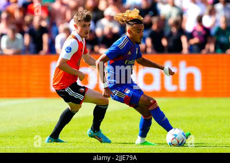 Rotterdam, Paesi Bassi - 24 luglio 2022, Malo gusto di Olympique Lyonnais, Patrik Walemark di Feyenoord durante la partita pre-stagione amichevole tra Feyenoord e Olympique Lyon a Stadion Feyenoord il 24 luglio 2022 a Rotterdam, Paesi Bassi - Foto: Geert Van Erven/DPPI/LiveMedia Foto Stock