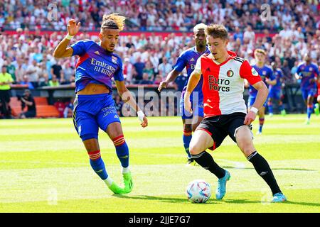 Rotterdam, Paesi Bassi - 24 luglio 2022, Malo gusto di Olympique Lyonnais, Patrik Walemark di Feyenoord durante la partita pre-stagione amichevole tra Feyenoord e Olympique Lyon a Stadion Feyenoord il 24 luglio 2022 a Rotterdam, Paesi Bassi - Foto: Geert Van Erven/DPPI/LiveMedia Foto Stock