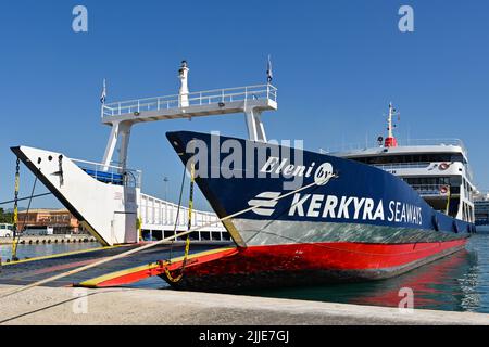 Corfù, Grecia - Giugno 2022: Traghetto per auto commerciali con rampa di veicolo abbassata nel porto della città di Corfù. La nave è gestita da Kerkyra Seaways. Foto Stock