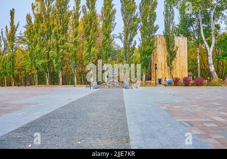 Il vicolo dei pioppi dietro Menorah monumento a Babyn Yar Holocaust Memorial Park, Kiev, Ucraina Foto Stock