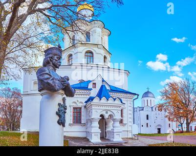 Hetman Ivan Mazepa monumento-busto di fronte a Chernihiv Collegium e Borys e Hlib Cattedrale, Chernihiv Dytynets Park, Chernihiv, Ucraina Foto Stock