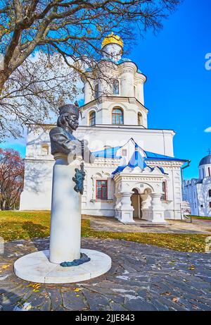 Parco delle dinastie di Chernihiv con monumento a Hetman Ivan Mazepa e Collegium di Chernihiv, Chernihiv, Ucraina Foto Stock