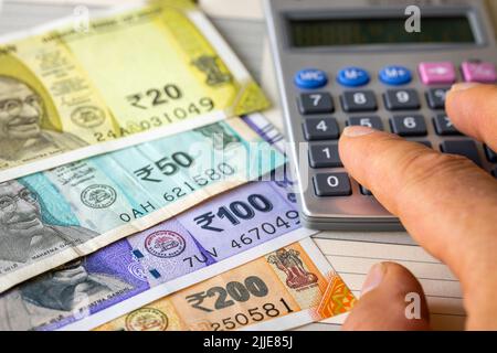 Calcolo di denaro, spese o profitti indiani, nuove banconote, rupie, business concept finanziario Foto Stock