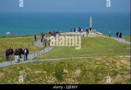 Cricqueville en Bessin, Francia. 04th giugno 2022. Vista del Monumento Ranger a Pointe du Hoc. In questa sezione di bluff in Normandia, i Rangers americani sbarcarono il D-Day e salirono sulla costa rocciosa e catturarono posizioni tedesche. Credit: Hauke Schröder/dpa-Zentralbild/dpa/Alamy Live News Foto Stock