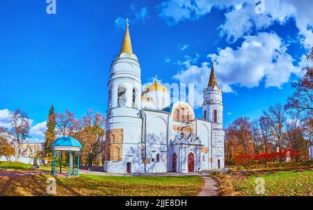 Panorama di alberi colorati e prato verde del parco autunnale e la storica Transfiguration Cathedral, Chernihiv, Ucraina Foto Stock