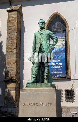 Statua di Alfred Krupp in piedi su un piedistallo a Essen, Germania Foto Stock