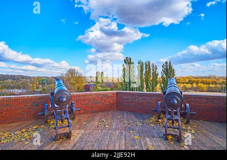 Ristrutturato bastione di mattoni della cittadella di Chernihiv Dytynets con due cannoni storici, Chernihiv, Ucraina Foto Stock