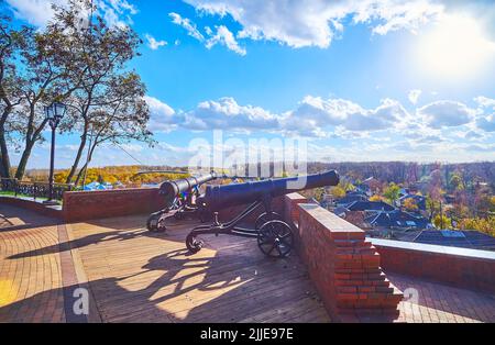 La giornata di sole nella cittadella di Chernihiv Dytynets con una vista sui cannoni vintage al bastione di mattoni, Chernihiv, Ucraina Foto Stock