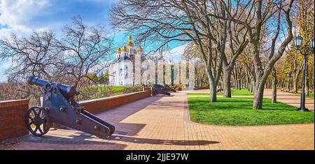 Panorama dal vicolo con cannoni di Chernihiv Dytynets (Cittadella di Chernigov) Parco, osservando la Chiesa e il parco di Santa Caterina, Chernihiv, Ucraina Foto Stock