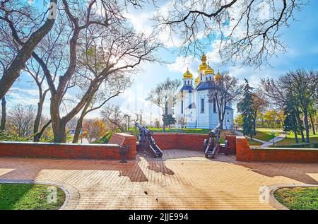 Esplora l'antica riserva di Chernihiv, cammina lungo l'arampart della cittadella dei Dytynet di Chernihiv e guarda i vecchi cannoni e la chiesa di Santa Caterina, Cherni Foto Stock