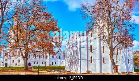 Edifici barocchi di Chernihiv Collegium e Cattedrale di Borys e Hlib nel parco della Cittadella di Chernihiv (Dytynet), Chernihiv, Ucraina Foto Stock